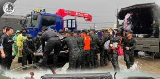 กองทัพภาคที่ 4 ร่วมกับทีมงาน ‘มูลนิธิ กันจอมพลัง ช่วยสู้’ ลำเลียงเจ็ตสกีและเรือเข้าพื้นที่น้ำท่วมหนัก เร่งอพยพประชาชนติดค้างในบ้านหลายจุดของอำเภอหาดใหญ่ และสถานการณ์ยังคงวิกฤตต่อเนื่อง