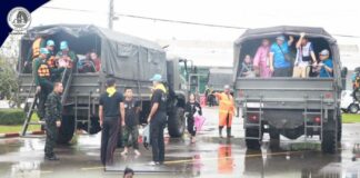 กองทัพภาคที่ 4 ระดมรถบรรทุก FTS อพยพประชาชนและนักท่องเที่ยวต่างชาติ ส่งต่อศูนย์พักพิง ม.อ.หาดใหญ่ และสนามบินหาดใหญ่ เพื่อช่วยเหลือผู้ได้รับผลกระทบจากน้ำท่วมรุนแรงในพื้นที่