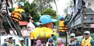 หน่วยทหาร ร.152 พัน.3 ยังคงเร่งช่วยน้ำท่วม แจกอาหาร น้ำดื่ม ชาวบ้านทุ่งเหรียงในพื้นที่จังหวัด ยะลา