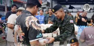 “แม่ทัพภาคที่ 4 นำความห่วงใยลุยจุดบริเวณพื้นที่ 4 โซน” แจกสิ่งของช่วยน้ำท่วม ประชาชนต่างขอบคุณทหารแน่นพื้นที่