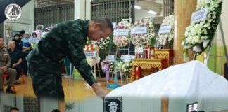 รอง มทภ.4 ประธานรดน้ำศพ “ฮีโร่หัวใจจิตอาสาชายแดนใต้” เสียชีวิตอย่างสงบ ภายหลังปฏิบัติภารกิจด้วยหัวใจ ช่วยเหลือผู้ประสบภัย อ.หาดใหญ่ จ.สงขลา อย่างสมเกียรติ