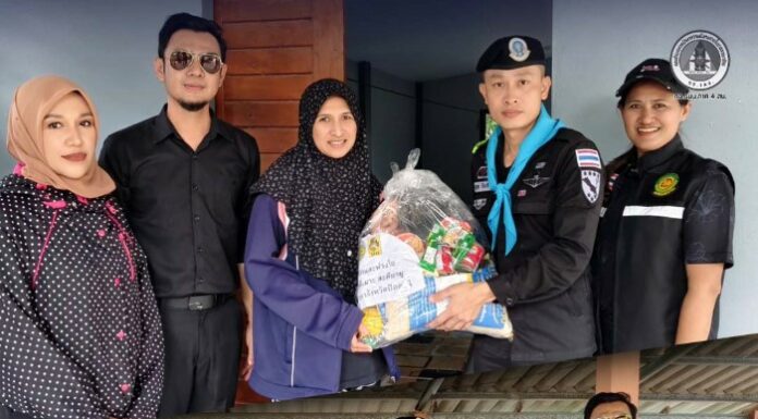 ทหารพราน 43 ร่วมกับผู้นำชุมชนในพื้นที่ อ.โคกโพธิ์ จ.ปัตตานี ลงพื้นที่พบปะ เยี่ยมเยียนประชาชน เพื่อช่วยเหลือและบรรเทาความเดือดร้อนให้กับประชาชนที่ได้รับผลกระทบจากเหตุอุทกภัยที่ผ่านมา