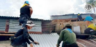 ทหารพราน 48 ช่วยซ่อมแซมหลังคาบ้านให้กับประชาชนกลุ่มเปราะบาง สร้างขวัญกำลังใจสู่ชุมชน