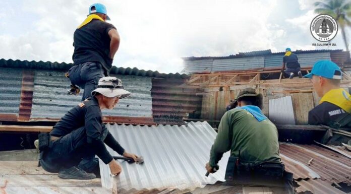 ทหารพราน 48 ช่วยซ่อมแซมหลังคาบ้านให้กับประชาชนกลุ่มเปราะบาง สร้างขวัญกำลังใจสู่ชุมชน