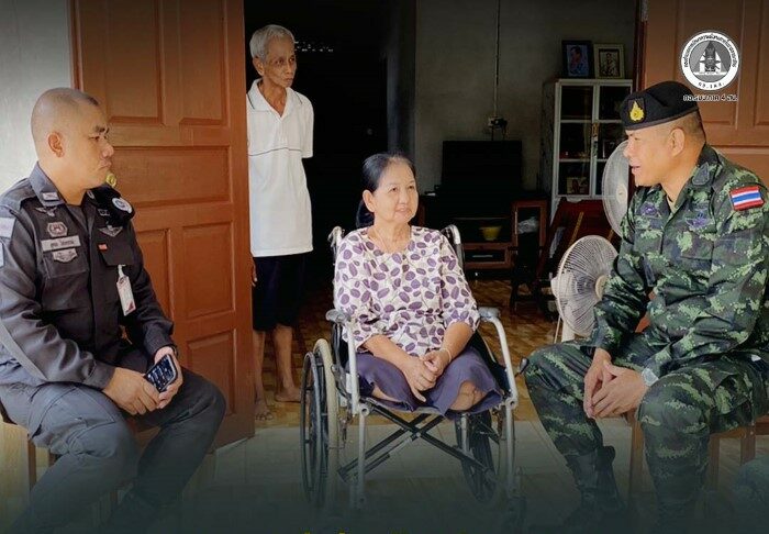 “เราจะอยู่เคียงข้างประชาชน” เจ้าหน้าที่ทหาร เยี่ยมเยียน “ป้านิ่ม” ผู้ได้รับผลกระทบจากเหตุการณ์ความรุนแรง เสริมกำลังใจและดูแลคุณภาพชีวิต