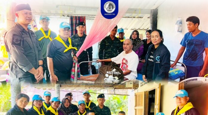 กองพันทหารราบที่ 1 กรมทหารราบที่ 151 มอบถุงยังชีพพระราชทานช่วยเหลือผู้ประสบอุทกภัยในพื้นที่ตำบลกะลุวอเหนือ อำเภอเมือง จังหวัดนราธิวาส