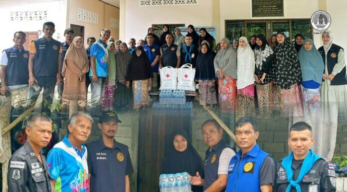 หน่วยเฉพาะกิจกรมทหารพรานที่ 48 มอบถุงยังชีพให้กับประชาชนที่ประสบอุทกภัยในพื้นที่ตำบลปะลุรู อำเภอสุไหงปาดี จังหวัดนราธิวาส