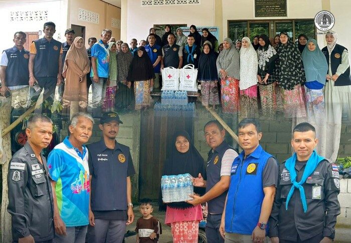 หน่วยเฉพาะกิจกรมทหารพรานที่ 48 มอบถุงยังชีพให้กับประชาชนที่ประสบอุทกภัยในพื้นที่ตำบลปะลุรู อำเภอสุไหงปาดี จังหวัดนราธิวาส