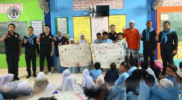 ด้วยหัวใจ น้องๆ ตาดีกา ขอส่งกำลังใจให้ทหารแนวหน้าปกป้องอธิปไตยของชาติไทย ณ โรงเรียนตาดีกาดารุลมุตากีน ตำบลลาโละ อำเภอรือเสาะ จังหวัดนราธิวาส