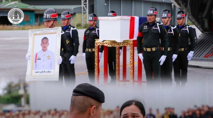 “สดุดีวีรชน” แม่ทัพภาคที่ 4 รับร่างทหารกล้าเสียชีวิตจากเหตุปะทะพื้นที่ชายแดนไทย–กัมพูชา ส่งกลับสู่บ้านเกิด จังหวัดนราธิวาส