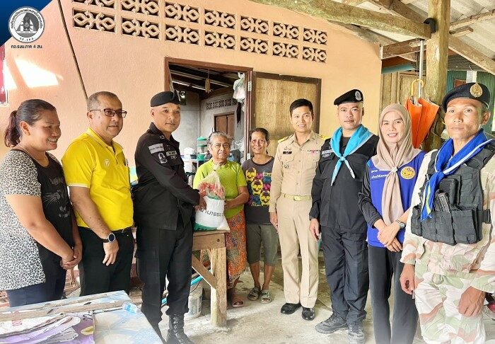 กองร้อยทหารพรานที่ 4206 ลงพื้นที่มอบถุงยังชีพ “ส่งต่อความห่วงใย แด่ประชาชน”