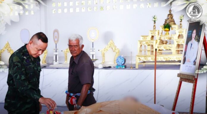 แม่ทัพภาคที่ 4 เป็นประธานพิธีรดน้ำศพ ผอ.ศศิพัชร สินสโมสร สดุดีวีรกรรมแม่พิมพ์ผู้เสียสละ ณ วัดยูงทอง จ.สงขลา