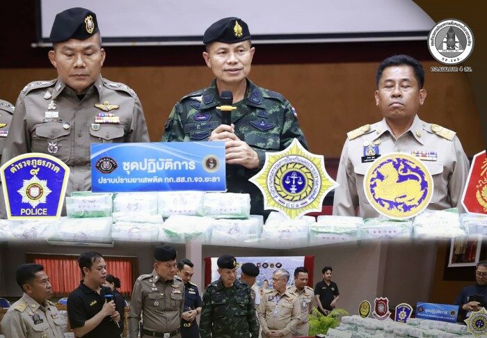 เดินหน้านโยบายรัฐบาล แม่ทัพภาคที่ 4 จับมือผู้บัญชาการตำรวจภูธรภาค 9 ร่วมแถลงรวบผู้ต้องหา 3 ราย พร้อมของกลางยาไอซ์ 400 กิโลกรัม มูลค่ากว่า 72 ล้านบาท เตรียมขยายผลทลายเครือข่ายใหญ่