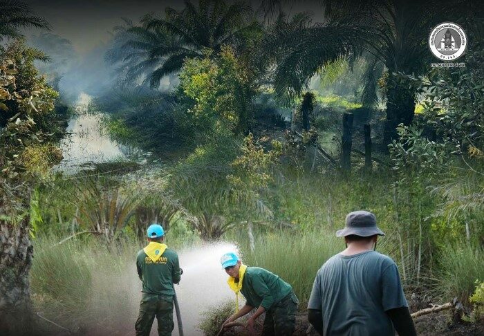 ร.151 พัน.2 ส่งกำลังพลจิตอาสาช่วยระงับเหตุไฟไหม้สวนปาล์ม พร้อมย้ำประชาชนเฝ้าระวังไฟป่าช่วงหน้าร้อน