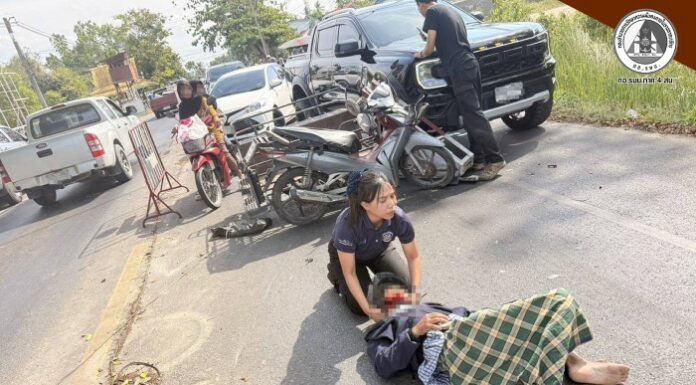 กำลังพลของ กอ.รมน.ภาค 4 สน. ช่วยเหลือประชาชนที่ประสบอุบัติเหตุ บริเวณหน้าการไฟฟ้าส่วนภูมิภาคเขาตูม ตำบลเขาตูม อำเภอยะรัง จังหวัดปัตตานี