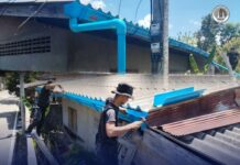 ทหารพรานไม่ทิ้งกัน! ลุยติดตั้งรางน้ำฝนช่วยผู้ป่วยติดเตียงรือเสาะ