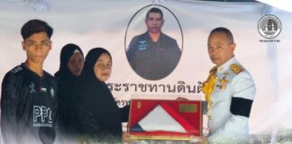 พระบาทสมเด็จพระเจ้าอยู่หัว พระราชทานดินฝังศพอย่างสมเกียรติ แก่ อส.ทพ. ดรุณ วีรชนชายแดนใต้ โดยมีรองแม่ทัพภาคที่ 4 เป็นประธานพิธี