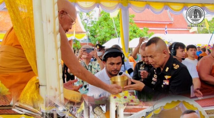 สืบสานประเพณีใต้ แม่ทัพภาคที่ 4 ร่วมพิธีสรงน้ำพระ-ปิดทองหัวใจองค์พระนอน วัดหาดใหญ่ใน