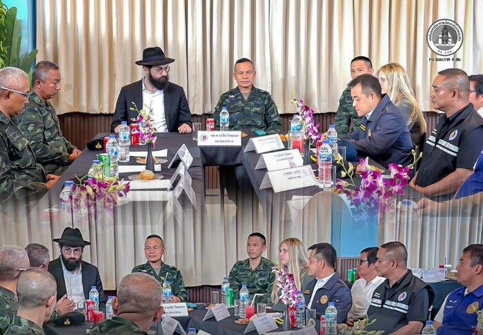 แม่ทัพภาคที่ 4 ลงพื้นที่เกาะสมุย-เกาะพะงัน ตรวจเยี่ยม กอ.รมน. สุราษฎร์ธานี เร่งบูรณาการแก้ปัญหาต่างด้าว และภัยแทรกซ้อน มุ่งสร้างความมั่นคงในพื้นที่ท่องเที่ยว