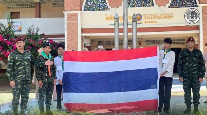 หน่วยเฉพาะกิจสันติสุข จัดกิจกรรม “เสาธง 5 นาที” สร้างภูมิคุ้มกันทางความคิด ปลูกฝังค่านิยมรักชาติ เน้นย้ำความสำคัญของการศึกษา