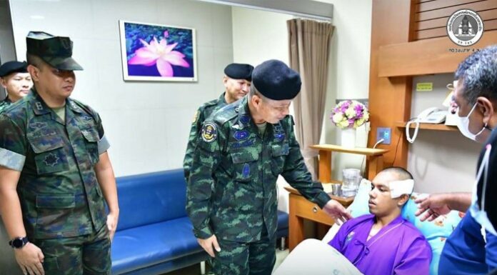 แม่ทัพภาคที่ 4 เยี่ยมให้กำลังใจ นาวิกโยธิน บาดเจ็บจากการปฏิบัติหน้าที่ นำความห่วงใยจาก ผบ.ทบ. เพื่อสร้างขวัญกำลังใจแก่ผู้ปฏิบัติหน้าที่