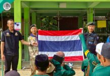 หน่วยเฉพาะกิจสันติสุข จัดกิจกรรม “เสาธง 5 นาที” ถ่ายทอดประวัติธงชาติไทย ปลูกฝังความรักชาติแก่เยาวชนอำเภอบาเจาะ จังหวัดนราธิวาส
