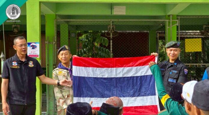 หน่วยเฉพาะกิจสันติสุข จัดกิจกรรม “เสาธง 5 นาที” ถ่ายทอดประวัติธงชาติไทย ปลูกฝังความรักชาติแก่เยาวชนอำเภอบาเจาะ จังหวัดนราธิวาส