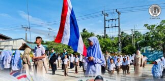 “ฉก.ทพ.41 ลงพื้นที่หน้าเสาธง สร้างจิตสำนึกรักชาติ–มอบธงใหม่ให้สถานศึกษาใน อ.รามัน”