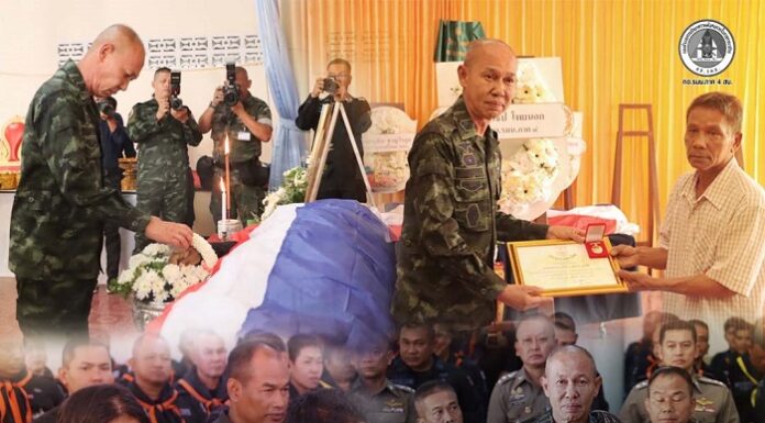 รองผู้อำนวยการรักษาความมั่นคงภายในภาค 4 ส่วนหน้า ประธานพิธีรดน้ำศพ อส.ทพ.วุฒิพงศ์ ชุมเชื้อ วีรชนทหารกล้าสละชีพ เพื่อแผ่นดินชายแดนใต้