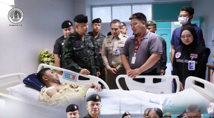 ห่วงใยกำลังพล แม่ทัพภาคที่ 4 เยี่ยมตำรวจ ตชด.บาดเจ็บจากเหตุลอบยิงในพื้นที่อำเภอธารโต ขณะนี้พ้นขีดอันตราย พร้อมกำชับส่วนที่เกี่ยวข้อง เร่งคลี่คลายคดี