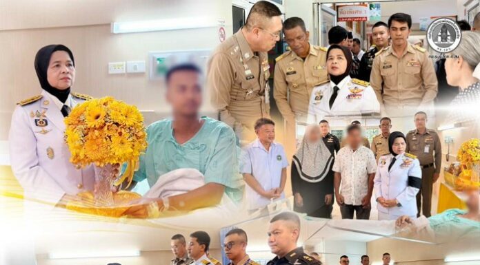 พระบาทสมเด็จพระเจ้าอยู่หัว พระราชทานดอกไม้และสิ่งของแก่ 3 ตำรวจกล้าปัตตานี บาดเจ็บจากเหตุลอบวางระเบิดในพื้นที่ อ.มายอ