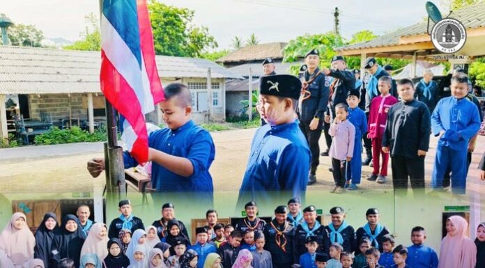 “ปลูกฝังวันนี้ เพื่ออนาคตที่มั่นคงของชาติ” หน่วยเฉพาะกิจกรมทหารพรานที่ 49 ร่วมกับผู้นำท้องถิ่นจัดกิจกรรมเสาธง 5 นาที เปลี่ยนธงชาติผืนใหม่ ปลูกฝังความรักชาติแก่เยาวชน ณ โรงเรียนตาดีการาวเฎาะห์อัสซอลีฮีน จ.นราธิวาส
