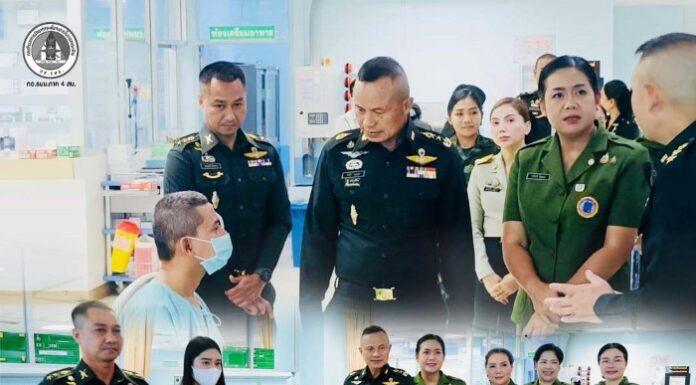 แม่ทัพภาคที่ 4 พร้อมด้วย ประธานสมาคมแม่บ้านทหารบก สาขากองทัพภาคที่ 4 เยี่ยมให้กำลังใจกำลังพลที่ได้รับบาดเจ็บจากการปฏิบัติหน้าที่ในพื้นที่ อำเภอจะแนะ จังหวัดนราธิวาส