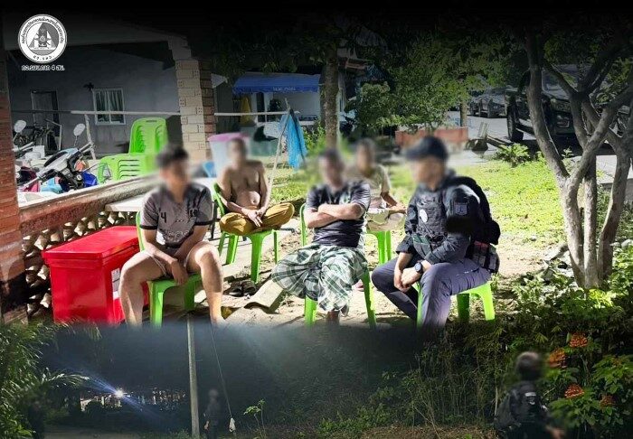กอ.รมน.ภาค 4 สน. บังคับใช้กฎหมาย 2 พื้นที่ ควบคุมตัวบุคคลเป้าหมาย 6 ราย เชื่อมโยงคดีลอบยิง อส.ชคต.สุไหงปาดี เสียชีวิต