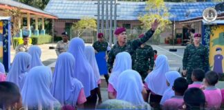 “ความรู้ที่ถูกต้อง คือเกราะป้องกันสุขภาพที่ดีที่สุด” ฉก.สันติสุข จัดกิจกรรมเสาธง 5 นาที ให้ความรู้เรื่องโรคลมร้อนแก่นักเรียน โรงเรียนบ้านโมย จ.สงขลา