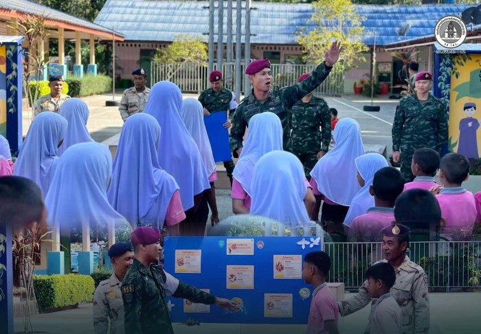 “ความรู้ที่ถูกต้อง คือเกราะป้องกันสุขภาพที่ดีที่สุด” ฉก.สันติสุข จัดกิจกรรมเสาธง 5 นาที ให้ความรู้เรื่องโรคลมร้อนแก่นักเรียน โรงเรียนบ้านโมย จ.สงขลา