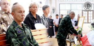 สดุดีตำรวจกล้า รองแม่ทัพภาคที่ 4 ร่วมพิธีรดน้ำศพ ดาบตำรวจ วิทยา ชายพรมแก้ว