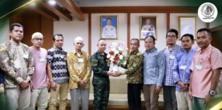 ไทยอาสาป้องกันชาติอำเภอยะรัง พร้อมกลุ่มกำนันผู้ใหญ่บ้านนราธิวาส เข้าพบแม่ทัพภาคที่ 4 แสดงความยินดี พร้อมมอบหนังสือโครงการด้านกฎหมาย