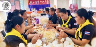 ร้อยดวงใจด้วยรักและอาลัย จิตอาสา ฉก.ทพ.46 ร่วมกับเทศบาลตำบลรือเสาะ ประดิษฐ์ดอกไม้จันทน์ถวายความอาลัย ‘แม่แห่งแผ่นดิน’”