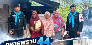 ทหารพราน 44 เคียงข้างประชาชน ยึดมั่น “ทุกชีวิตมีคุณค่า” ส่งหมอเดินเท้าดูแลสุขภาพ มอบสิ่งของบรรเทาความเดือดร้อน ณ สายบุรี